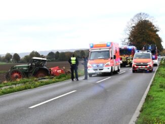 FW Pulheim: Traktor überschlagen - Fahrerin verletzt