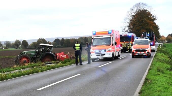 FW Pulheim: Traktor überschlagen - Fahrerin verletzt