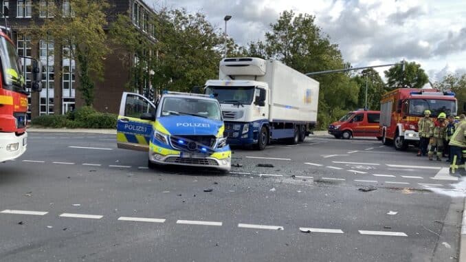 FW Pulheim: Unfall mit Polizeiwagen - zwei Verletzte