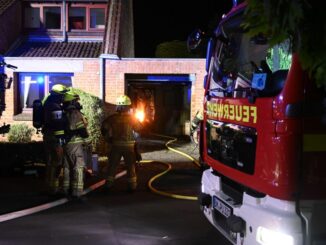 FW Pulheim: Unterstand in Flammen - Feuerwehr verhindert Brandausbreitung