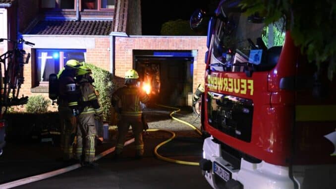 FW Pulheim: Unterstand in Flammen - Feuerwehr verhindert Brandausbreitung