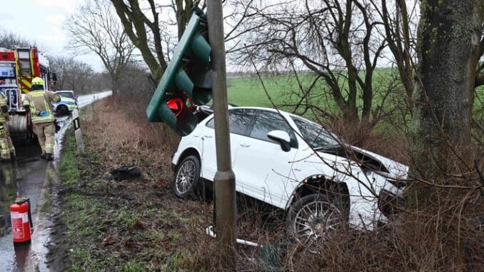 FW Pulheim: Verkehrsunfall zwischen Brauweiler und Geyen
