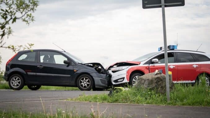 FW Pulheim: Vier Verletzte bei Verkehrsunfall in Pulheim - Feuerwehrfahrzeug beteiligt