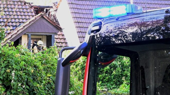 FW Pulheim: Wohnungsbrand greift auf Dachstuhl über