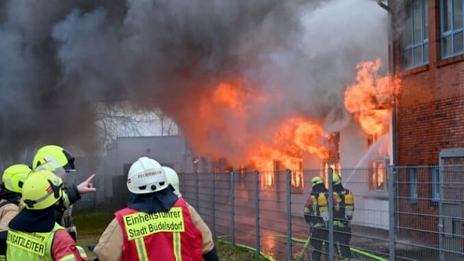 FW-RD: 85 Feuerwehrleute bekämpfen Großfeuer in Rendsburg