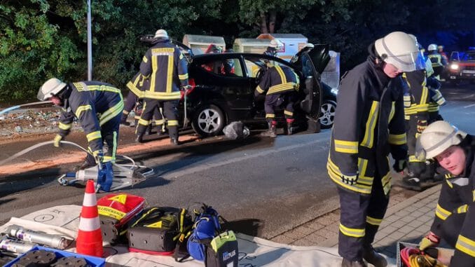 FW-RD: Auto fährt in Glascontainer - Fahrer schwerverletzt