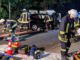 FW-RD: Auto fährt in Glascontainer - Fahrer schwerverletzt