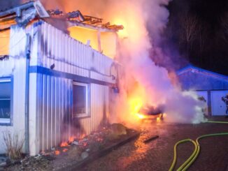 FW-RD: Brennende Lagerhaller löst Großeinsatz in Rendsburg aus - 60 Einsatzkräfte waren im Einsatz