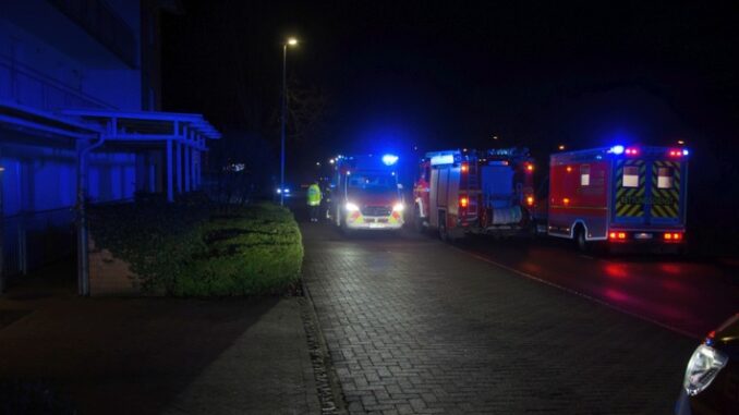 FW-RD: Brennender Tannenbaum sorgt für Großaufgebot von Feuerwehr und Rettungsdienst