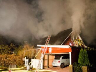 FW-RD: Dachstuhlbrand beschäftigt Feuerwehren in Melsdorf - Zugverkehr behindert