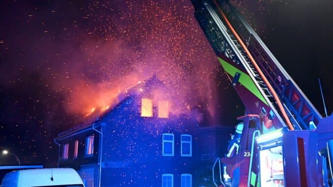 FW-RD: Dachstuhlbrand in Hohenwestedt - 80 Helfer im Einsatz