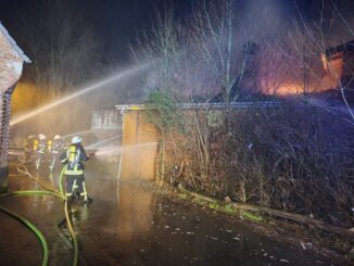 FW-RD: Ehemaliges Wirtschaftsgebäude in Gokels (Kreis Rendsburg-Eckernförde) in Vollbrand