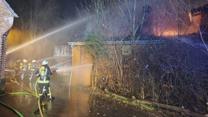 FW-RD: Ehemaliges Wirtschaftsgebäude in Gokels (Kreis Rendsburg-Eckernförde) in Vollbrand
