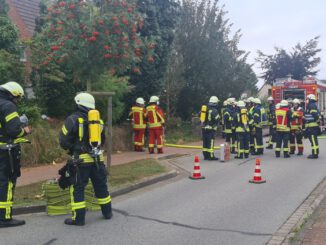 FW-RD: Feuer im Einfamilienhaus - 60 Einsatzkräfte im Einsatz In der Straße Rader Weg, in Schacht-Audorf, kam es am Mittwochnachmittag (25.08.2021) zu einem Feuer.