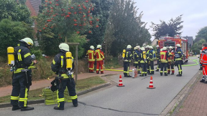 FW-RD: Feuer im Einfamilienhaus - 60 Einsatzkräfte im Einsatz In der Straße Rader Weg, in Schacht-Audorf, kam es am Mittwochnachmittag (25.08.2021) zu einem Feuer.