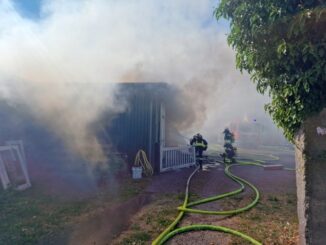 FW-RD: Feuer in Hamdorf - Halle einer Tischlerei brennt ab