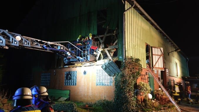 FW-RD: Feuer in der Werkstatt auf einem Bauernhof in Steenfeld-Liesbüttel (Kreis Rendsburg-Eckernförde)