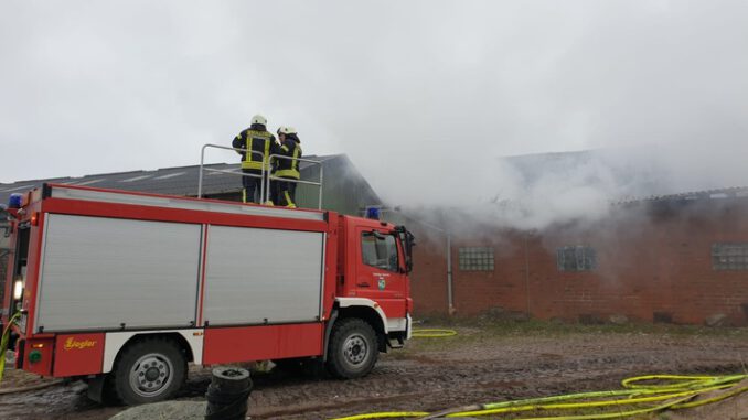 FW-RD: Feuer in leer stehendem Bauernhof in Königshügel (Kreis Rendsburg-Eckernförde)