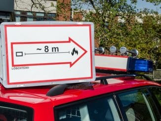 FW-RD: Feuerwehren im Kreis werden mit Löschdecken für E-Autos ausgestattet