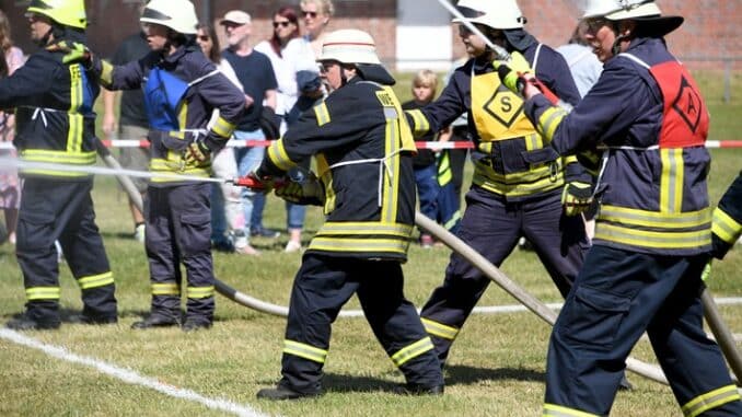 FW-RD: Feuerwehrtag und Jugenfeuerwehr-Jubiläum in Wasbek