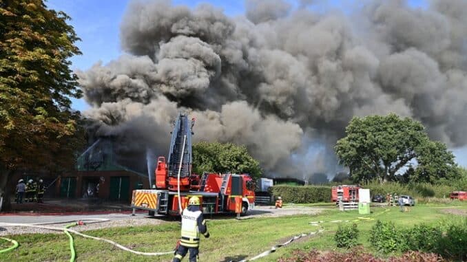 FW-RD: Großeinsatz bei Scheunenbrand - Reetdachhaus gerettet