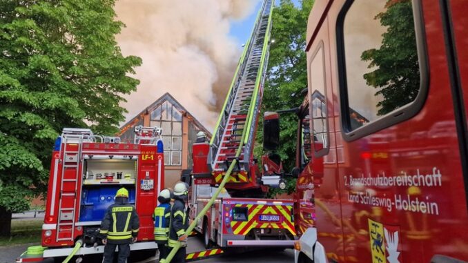 FW-RD: Großfeuer auf dem Gut Schierensee : Eine Person verletzt und fünf Pferde gerettet (Aktualisierung und Abschlussmeldung der Pressemitteilung vom 04.06.2023 - 22:57 Uhr)