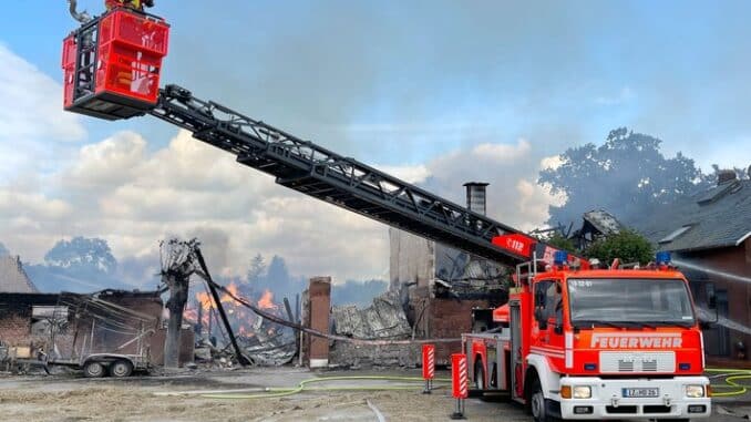 FW-RD: Großfeuer auf landwirtschaftlichem Betrieb in Pemeln