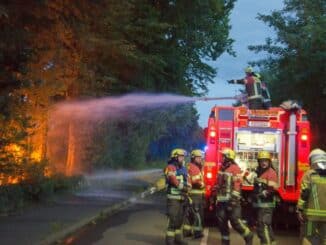 FW-RD: Großfeuer in Fockbek zerstört Lagerhalle - 70 Einsatzkräfte löschten das Feuer