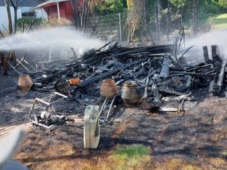 FW-RD: Holzhütte in Owschlag nach Feuer total zerstört - 60 Einsatzkräfte im Einsatz In der Margaretenstraße in Owschlag, wurde eine Holzhütte durch ein Feuer zerstört.