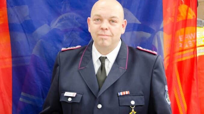 FW-RD: Jahreshauptversammlung der Feuerwehr Borgstedt - Brandschutzehrenzeichen für 25 Jahre an Carmen Dolatkewicz und Holger Krompholz verliehen