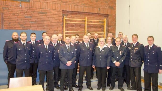 FW-RD: Jörn Iwers wird zum Wehrführer der Freiwilligen Feuerwehr Nübbel gewählt - Kai Rohwer bekommt das Schleswig-Holsteinisches Feuerwehr-Ehrenkreuz in Silber verliehen