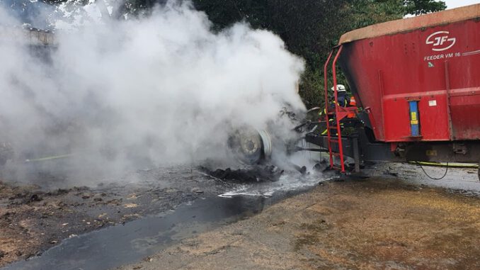 FW-RD: Landwirtschaftliche Zugmaschine geht in Flammen auf
