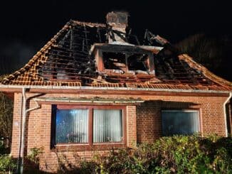 FW-RD: Lütjenbornholt (Kreis Rendsburg-Eckernförde) Großbrand in einem leerstehenden Wohnhaus