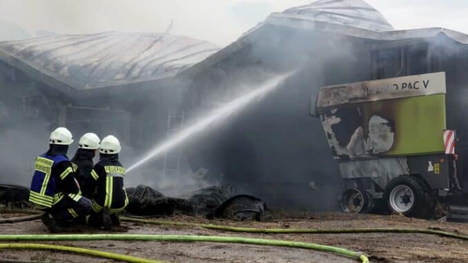 FW-RD: Millionenschaden durch Feuer auf landwirtschaftlichem Betrieb