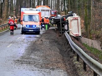 FW-RD: Mit Kieslaster von der Straße abgekommen - Fahrerin leicht verletzt