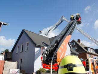 FW-RD: Nach Dachstuhlbrand - Wohnhaus in Rendsburg total zerstört In der Fockbeker Chaussee in Rendsburg, wurde die Wohnanlage für zwölf Bewohner durch ein Feuer zerstört