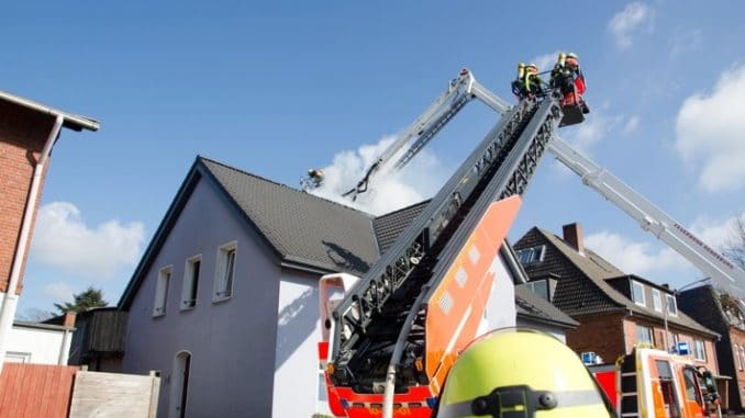 FW-RD: Nach Dachstuhlbrand - Wohnhaus in Rendsburg total zerstört In der Fockbeker Chaussee in Rendsburg, wurde die Wohnanlage für zwölf Bewohner durch ein Feuer zerstört