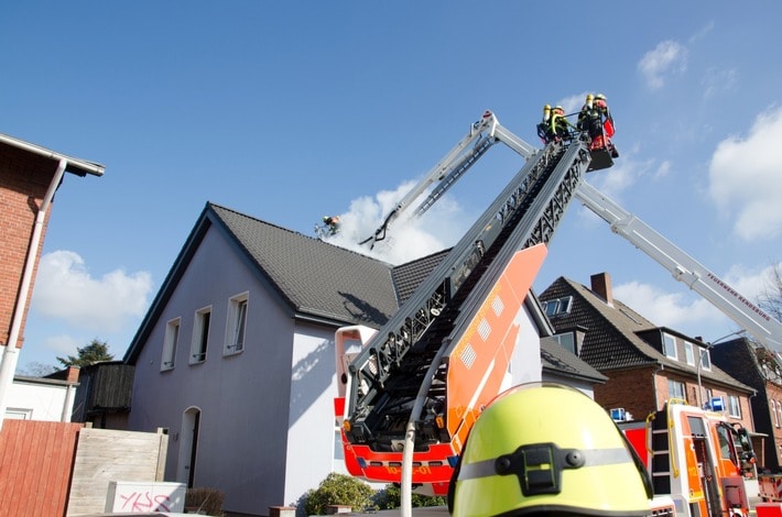 FW-RD: Nach Dachstuhlbrand - Wohnhaus in Rendsburg total zerstört In der Fockbeker Chaussee in Rendsburg, wurde die Wohnanlage für zwölf Bewohner durch ein Feuer zerstört