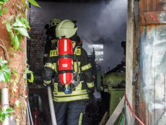 FW-RD: Scheune brennt in Tüttendorf ab - 60 Einsatzkräfte im Einsatz