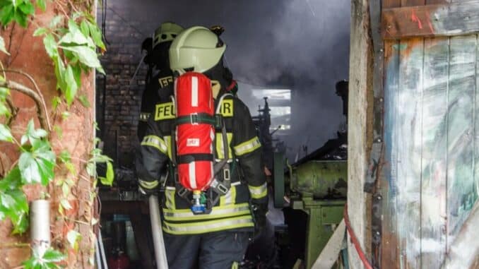 FW-RD: Scheune brennt in Tüttendorf ab - 60 Einsatzkräfte im Einsatz