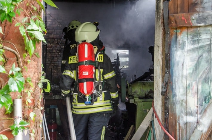 FW-RD: Scheune brennt in Tüttendorf ab - 60 Einsatzkräfte im Einsatz