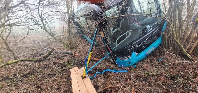 FW-RD: Schulbusunfall mit 30 Kindern in Kosel - keine Schwerverletzten In der Straße Ornumer Weg in Kosel, kam Freitagmorgen (04.03.2022) ein Schulbus von der Fahrbahn ab.