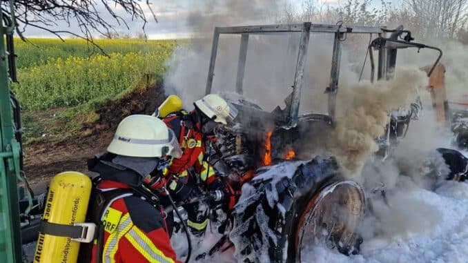 FW-RD: Trecker brennt völlig aus - 35 Einsatzkräfte im Einsatz