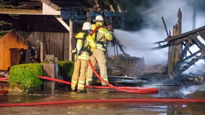 FW-RD: Zwei Carports brennen in Quarnbek ab - Feuerwehr kann Wohnhäuser retten