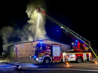 FW-RE: Ausgedehnter Brand in einer Lagerhalle - keine Verletzten