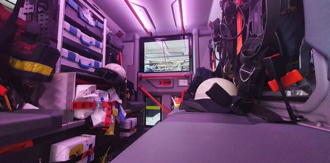 FW-RE: Brand in Garage greift auf Wohnhaus über - Zwei Verletzte - Personenrettung über Drehleiter