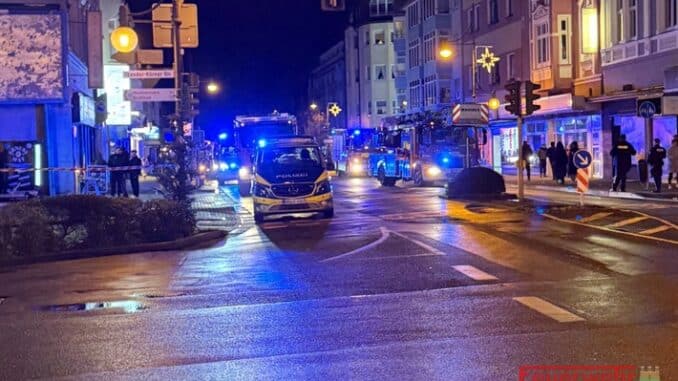 FW-RE: Brand in einem Mehrfamilienhaus mit 21 Betroffenen - Feuerwehr und Rettungsdienst im Großeinsatz