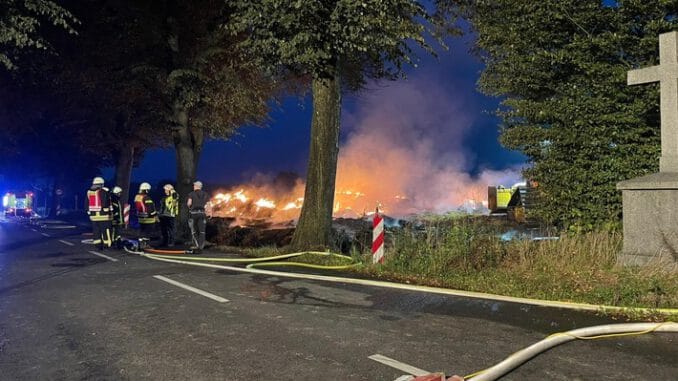 FW-RE: Brennende Strohmiete in der Nacht