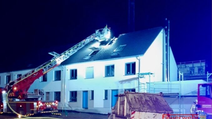 FW-RE: Dachstuhlbrand in Neubaugebiet - keine Verletzten