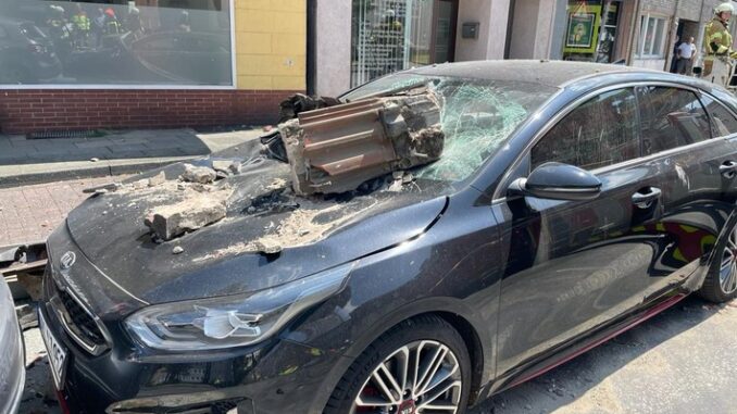 FW-RE: Mauerteile treffen PKW - eine verletzte Person
